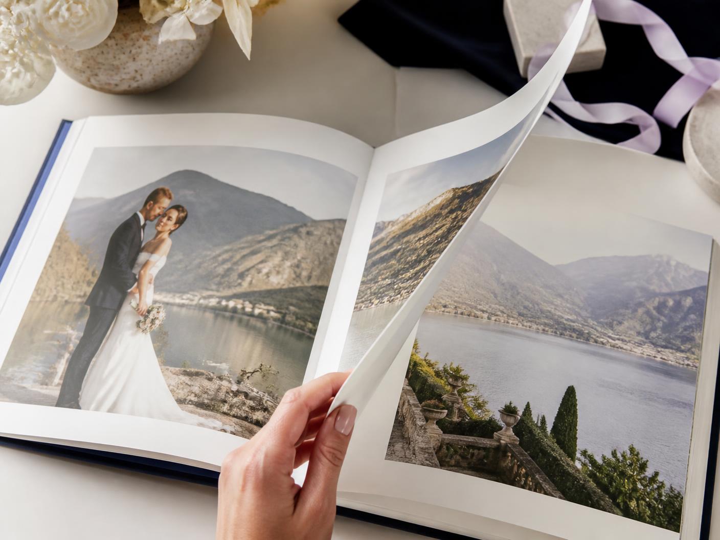 Fotobook premium aberto com fotografias de família
